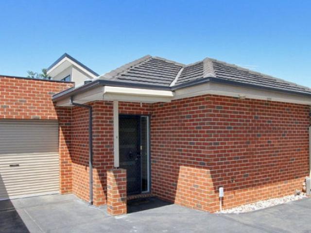 CLOSE TO TRAIN STATION, SHOPS & LAKE!