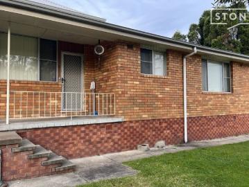 Close to transport, Lake, Cafe's & Shopping Village