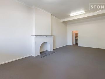 Close to transport, Lake, Cafe's & Shopping Village