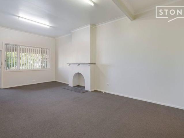 Close to transport, Lake, Cafe's & Shopping Village