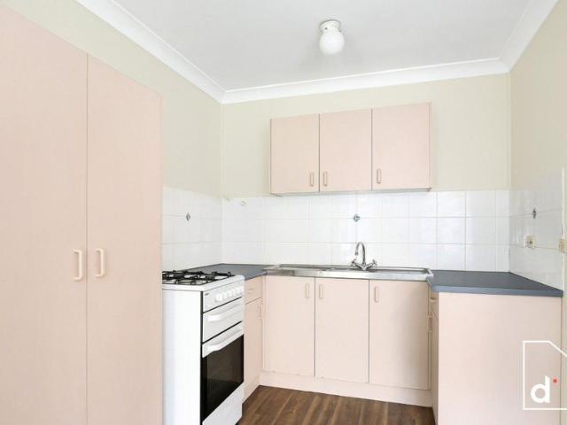 CLOSE TO UNIVERSITY ONE BEDROOM UNIT