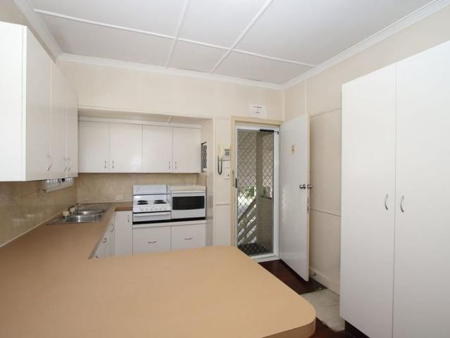 CLOSE TO UNIVERSITY AND HOSPITALS