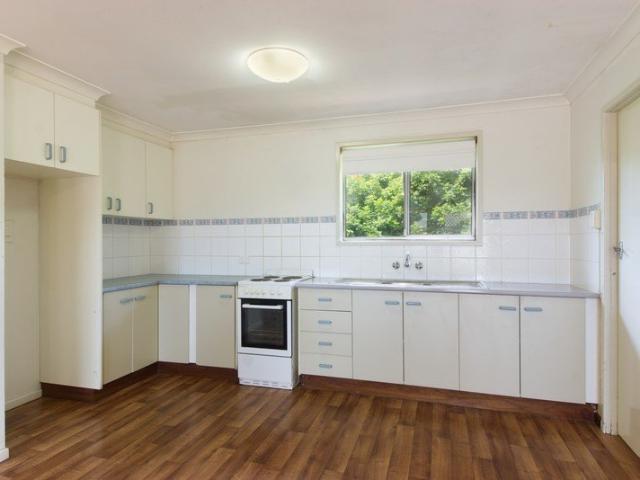 Close to University and Shops!