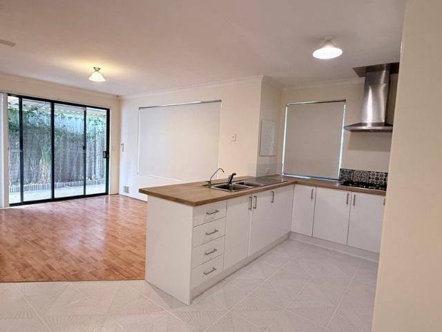 Close to Westfield Carousel, neat and tidy, ready to live in