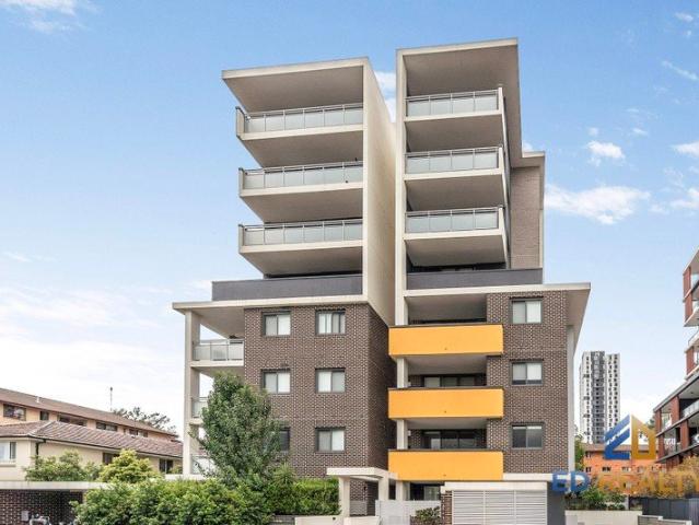 CLOSE TO WESTFIELD AND LOCAL SHOPS