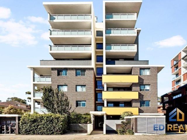 CLOSE TO WESTFIELD AND LOCAL SHOPS