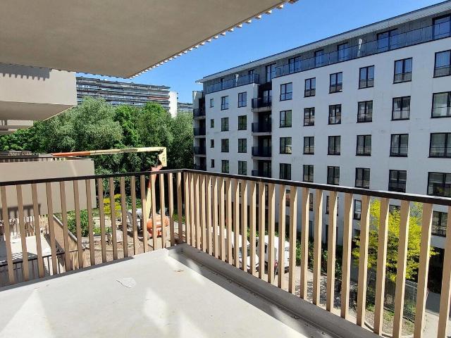close to Woluwe shopping centre and public transport