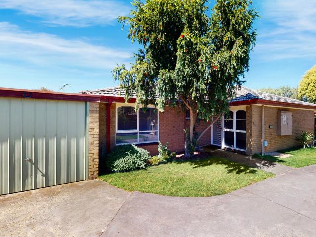 CLOSE TO ALL KOORNANG RD HAS TO OFFER!