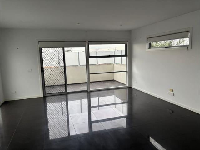 CLOSE TO BEACH, SHOPS & OPPOSITE STATION