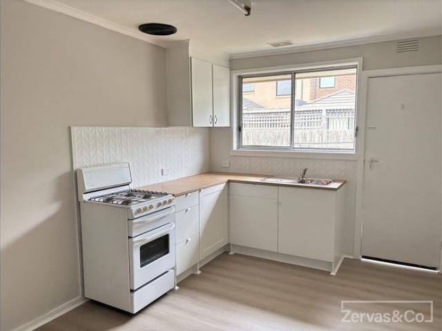 CLOSE TO BUSES,TRAIN,SCHOOLS & SHOPS