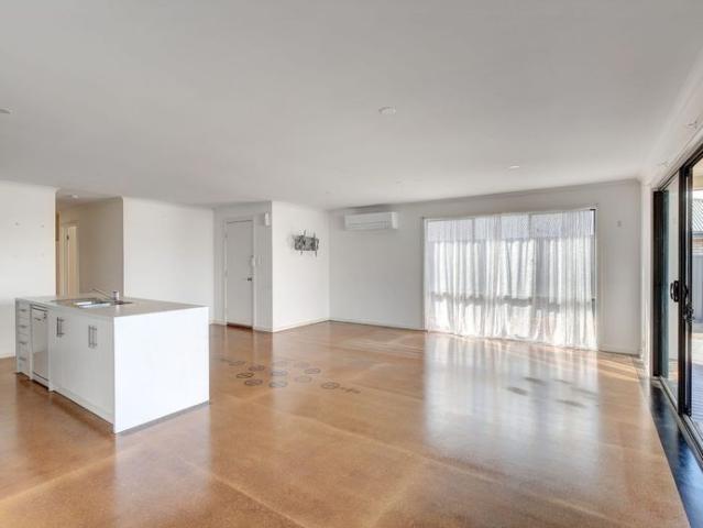 Close to central Murray Bridge & river
