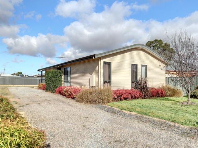 Close to central Murray Bridge & river