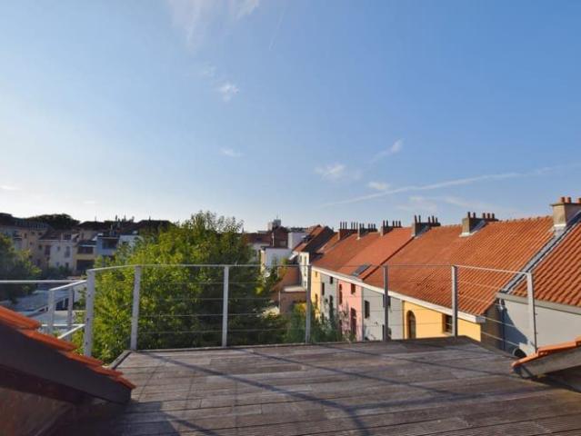 Close to CEE UE, lovely renovated townhouse