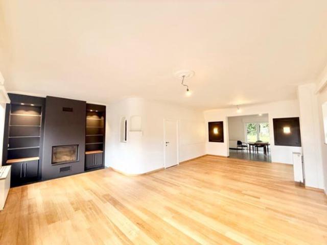 Close to Dumon Square and public transport