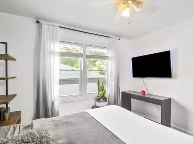 CLOSE TO EVERYTHING MODERN 50in TV ROOMS 1/2 block to Marta ro.