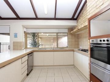 CLOSE TO EVERYTHING SHARED HOUSE ROOM WITH ENSUITE ONLY * PLEASE EMEIAL TO BOOK INSPECTION