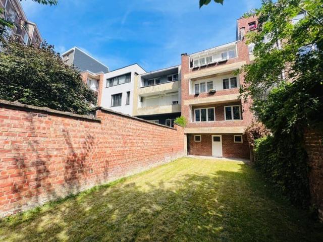 Close to Georges Henri Park and Gribaumont metro station!