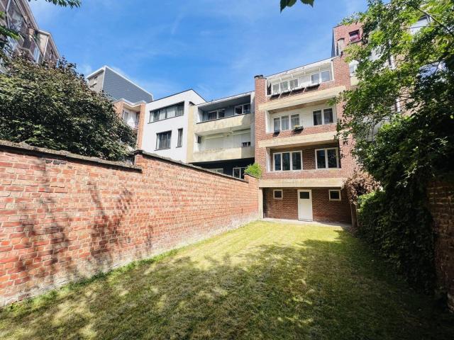 Close to Georges Henri Park and Gribaumont metro station!
