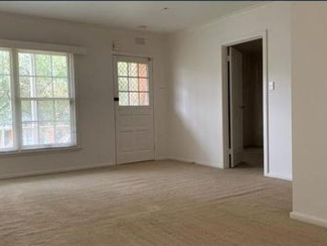 CLOSE TO LABURNUM TRAIN STATION & CAFÉS AND SHOPPING STRIP