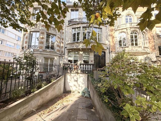 Close to Montgomery and Cinquantenaire Park!