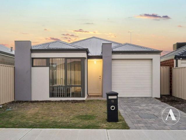 CLOSE TO PARKS, SHOPS & SCHOOLS!