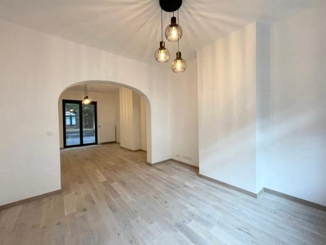 close to Place Dumon and all amenities