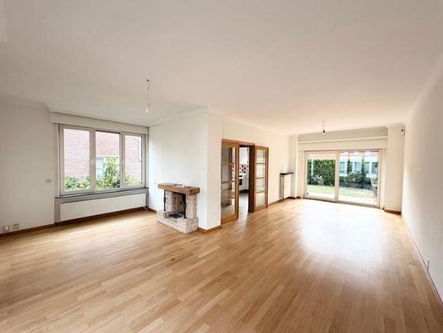 close to Place Dumon and its many amenities