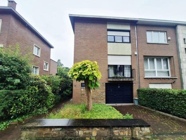 close to Place Dumon and its many amenities
