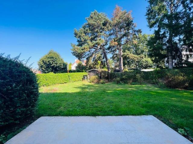 Close to Place Dumon and Stockel metro – Terrace and garden!