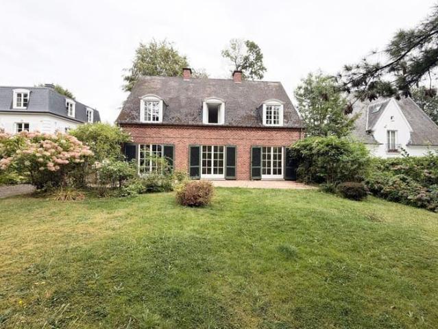 close to Place Dumon metro Stockel !