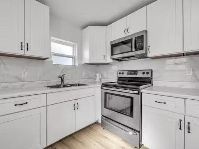 Close to Public Transport Close to grocery stores Smart TVs Re.