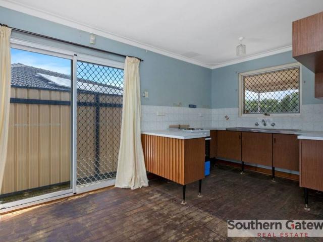 SPACIOUS 3 BEDROOM HOME WITH A LARGE BACKYARD