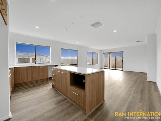 Close to Rockbank Train Station, Bacchus Marsh Grammar School & More
