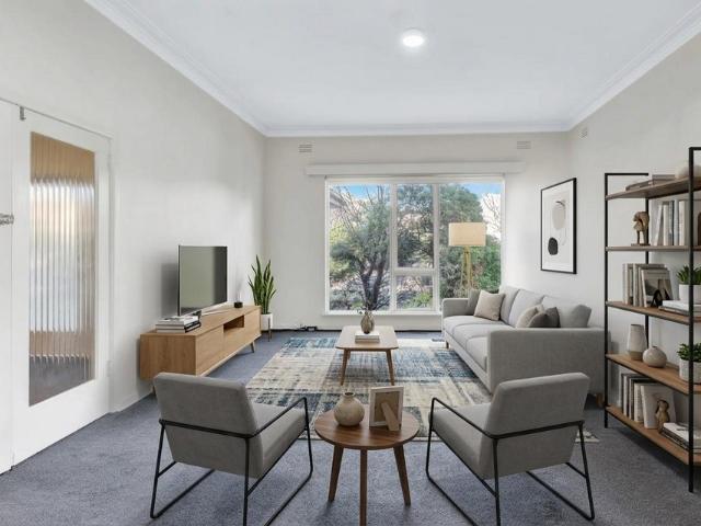 CLOSE TO SHOPS & TRAIN STATION!