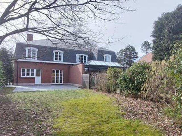 close to shops and the Deutsche School!
