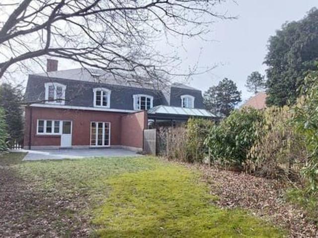 close to shops and the Deutsche School!