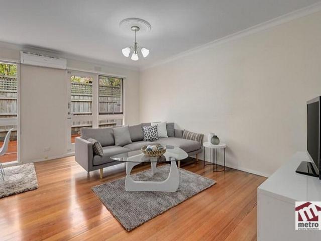 CLOSE TO SHOPS, CAFES, PARKS & SCHOOLS!