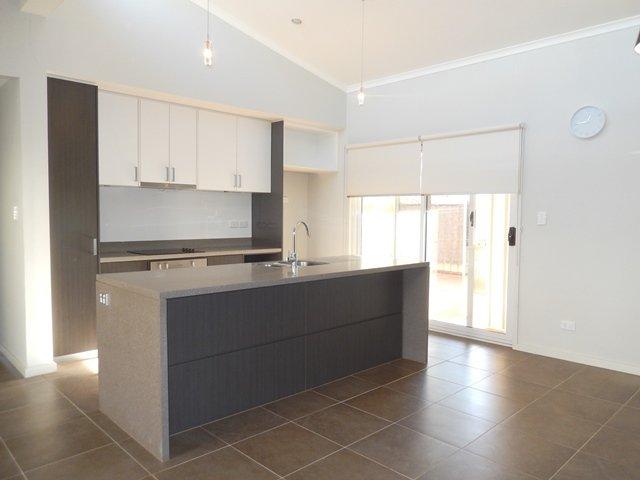 CLOSE TO SHOPS & SCHOOLS 6 MONTH LEASE ONLY!