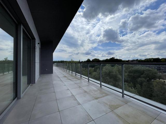 close to shopping and Roodebeek metro station