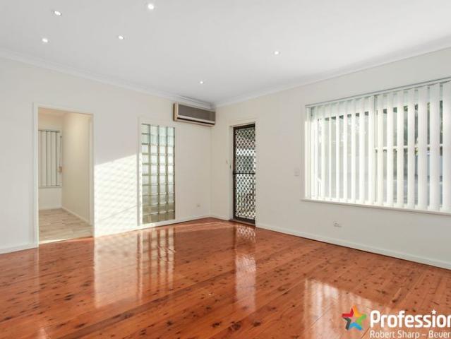 CLOSE TO SHOPPING CENTRE