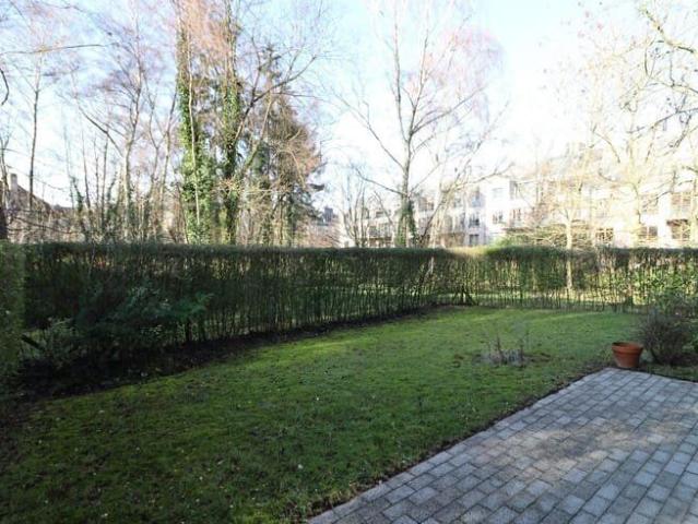 close to Stockel metro station and place dumon