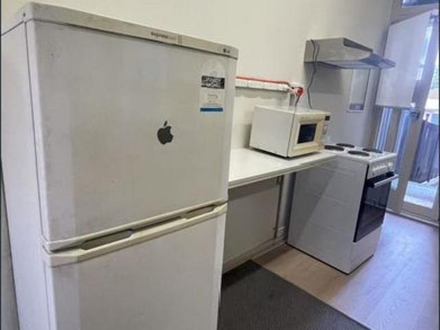 Close to station furnished 2 Partitions and new bathroom for rent