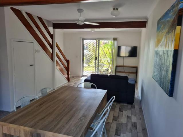 FURNISHED TOWNHOUSE CLOSE WALK TO BEACH, SCHOOLS & SHOPS