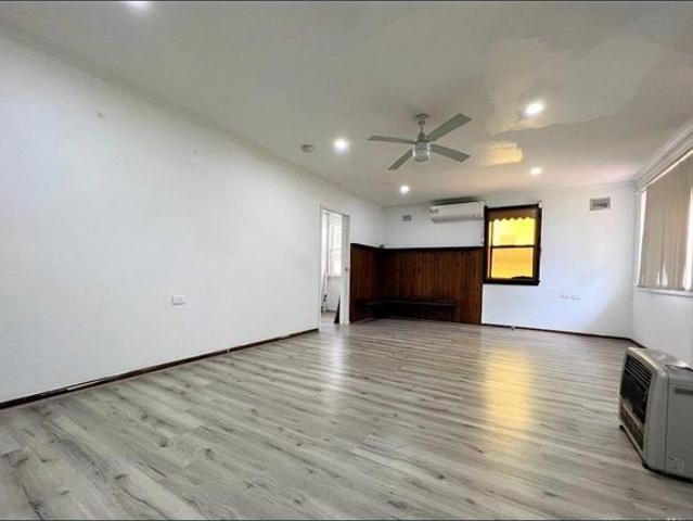 CLOSE DISTANCE TO THE TRAIN AND BUS STATION ! SELECTIVE SCHOOL CATCHMENT!
