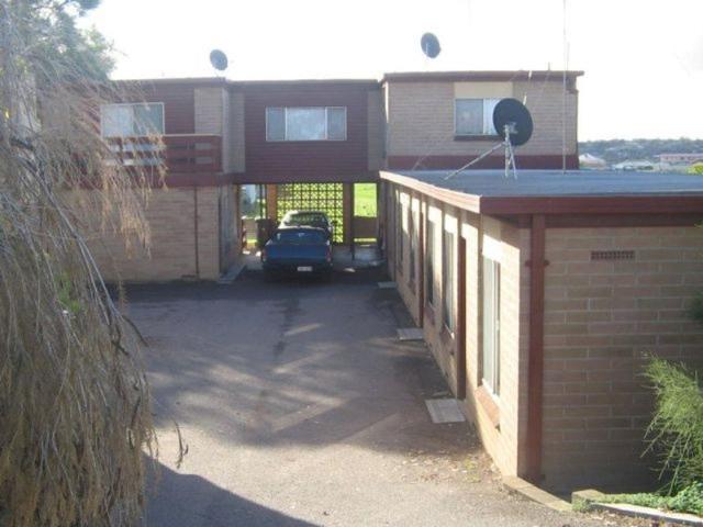 Close Location to Shops!
