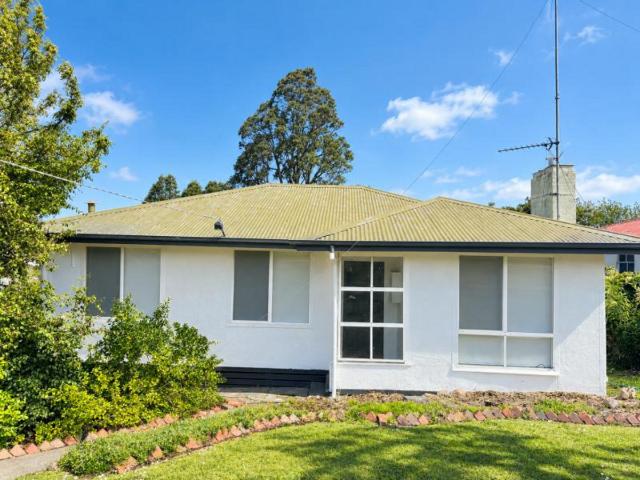 CLOSE LOCATION TO SHOPPING AND SCHOOLS