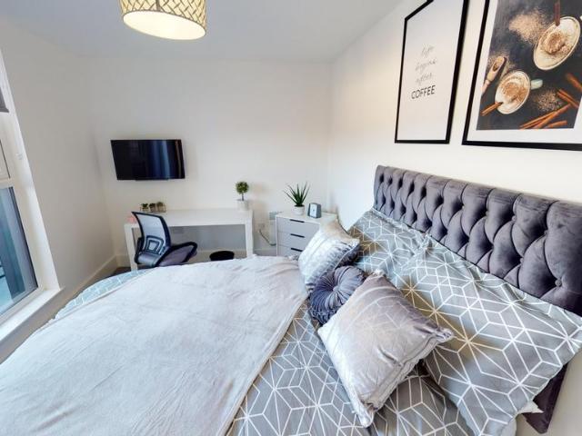 Claude Street, Nottingham NG7 2 bed flat to rent £1,690 pcm £390 pw