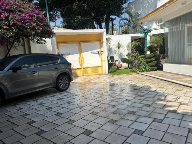 Claveria, impecable residencia en tranquila calle arbolada