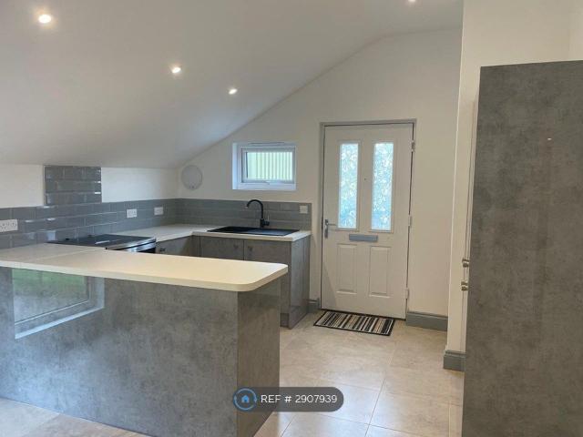 Clay Hill, Beenham, Reading RG7, 2 bed flat to rent, £1,300 pcm | PrimeLocation