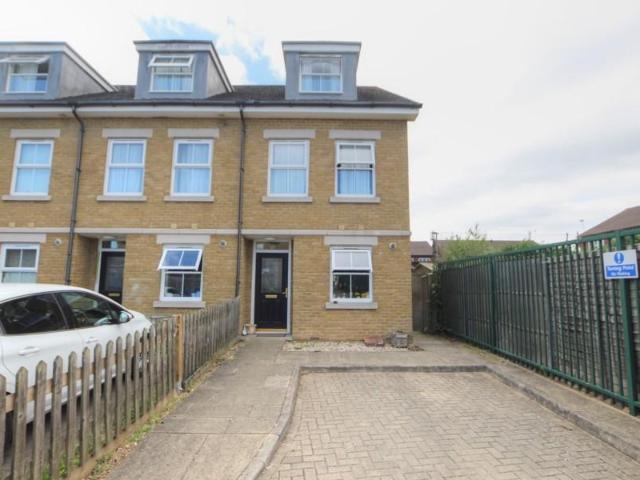 Clay lane, Kenton 4 bed end of terrace house to rent £2,850 pcm £658 pw